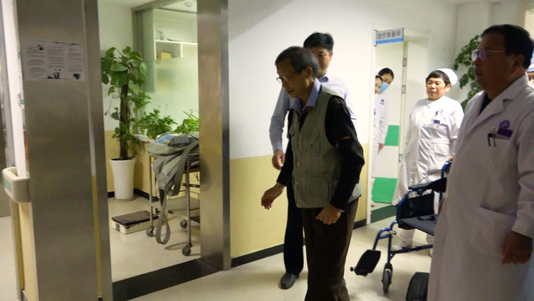 网易新闻报道我院加拿大华侨糖尿病足患者的回国治疗经历